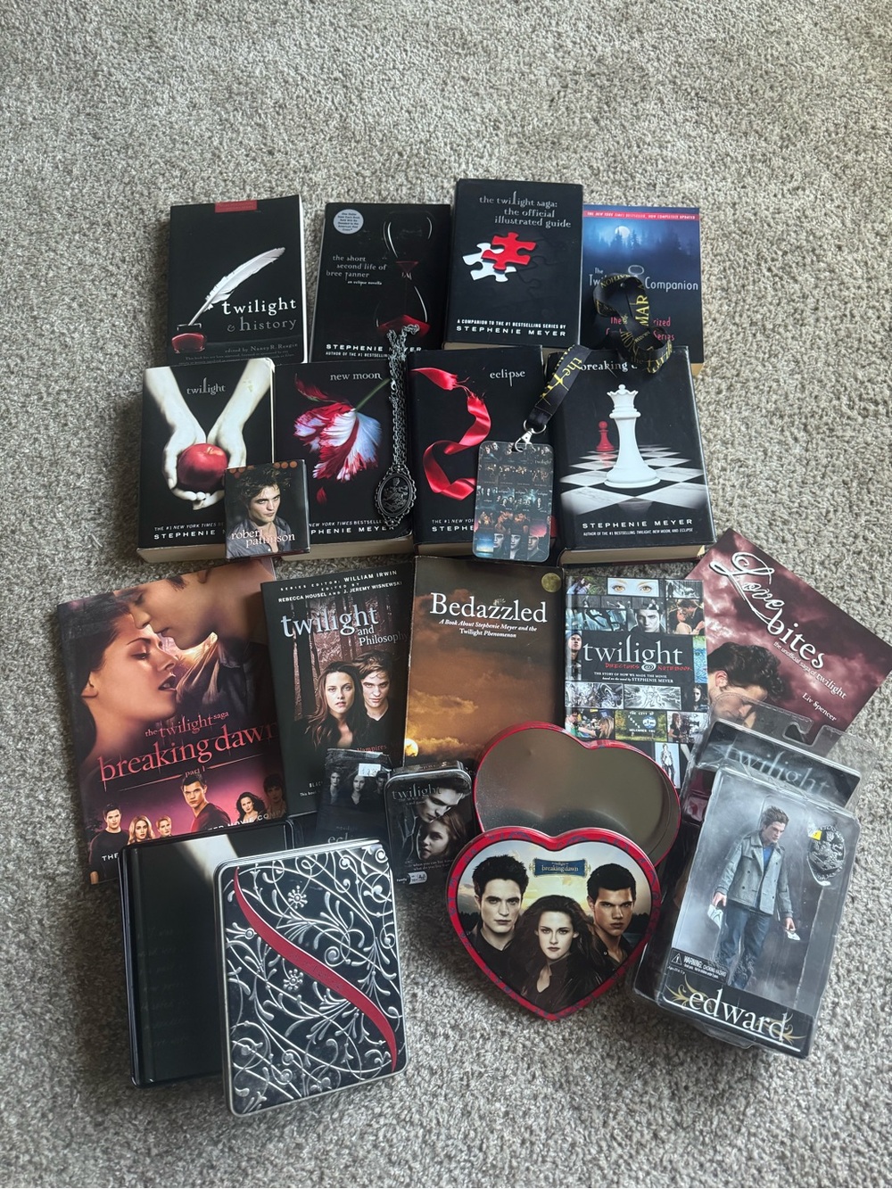 Twilight Collector's Memorabilia Box Set - Black and Red